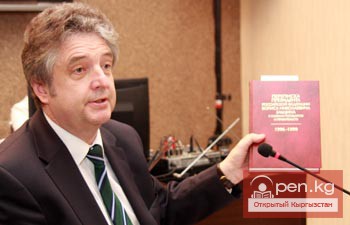 Самым прилежным и активным студентам Киргизско-Российского Славянского университета выдали ельцинские стипендии