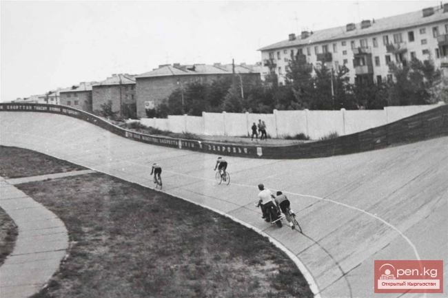 На шоссе и треке!