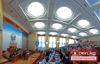 Шестой созыв парламента Кыргызстана, проработав менее месяца, уже оброс скандалами