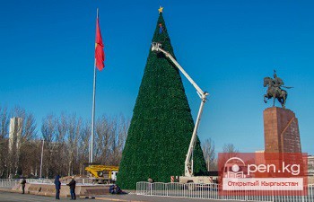 На площади «Ала-Тоо» в Бишкеке установили 25-метровую ёлку