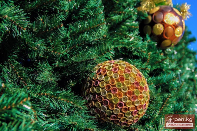 На площади Ала-Тоо полным ходом идет оформление главной елки страны