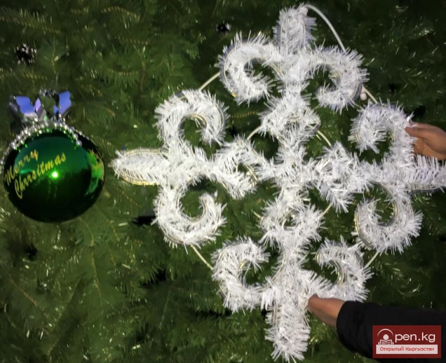 На площади Ала-Тоо полным ходом идет оформление главной елки страны