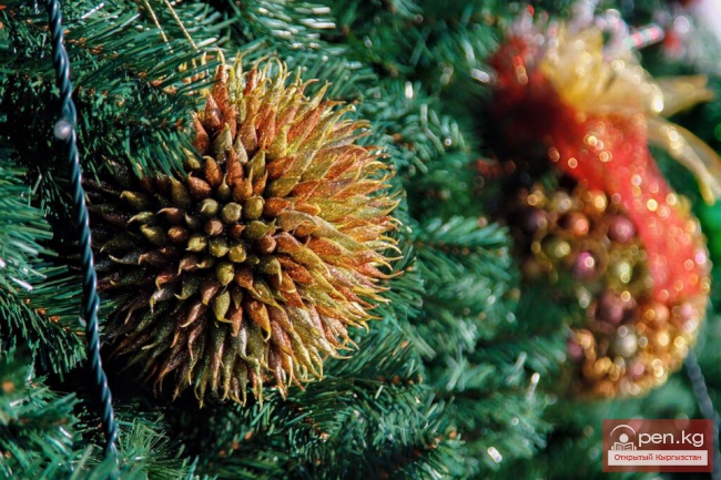 На площади Ала-Тоо полным ходом идет оформление главной елки страны