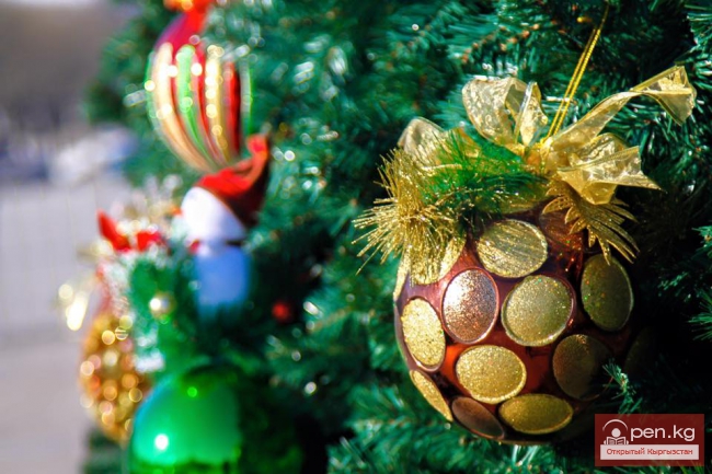 На площади Ала-Тоо полным ходом идет оформление главной елки страны