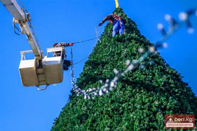 На площади Ала-Тоо полным ходом идет оформление главной елки страны