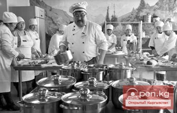 Кыргызстанские повара школьных столовых повысили квалификацию