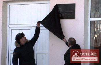 Военнослужащие Российской авиабазы ОДКБ «Кант» приняли участие в открытии мемориальной доски героя Афганской войны