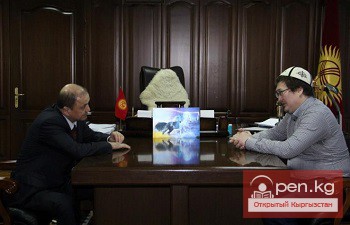 Мелис Турганбаев подарил Кадыру Маликову травматический пистолет