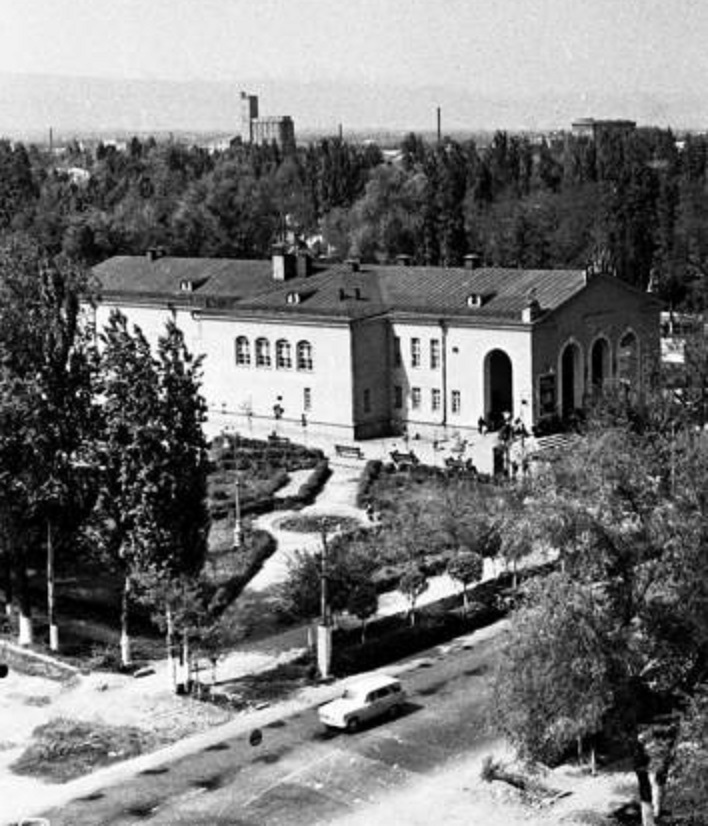 Строительство в городе Фрунзе кинотеатров "Октябрь" и "Иссык-Куль". Документы №201 и №202 (1957 г.)