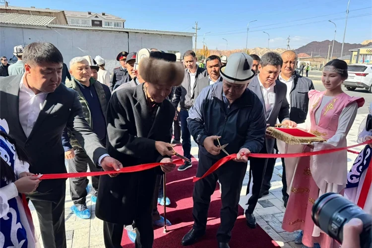 Камчыбек Ташиев открыл новый зал вольной борьбы «Мундуз ата» в Нарыне