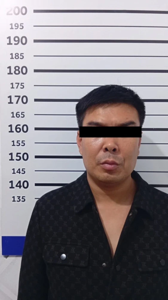 37-летняя женщина упала с балкона многоэтажки и погибла. Задержаны двое мужчин