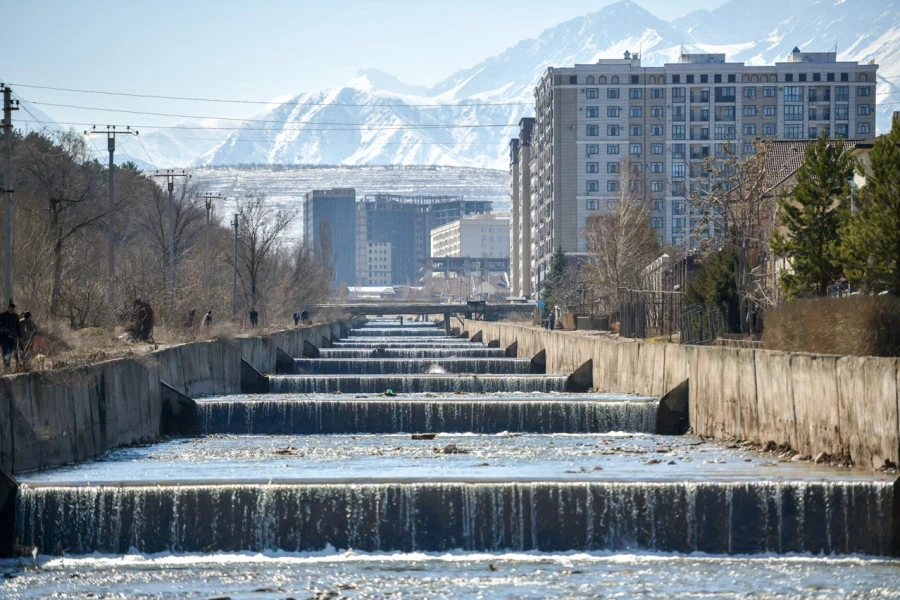 Сотни незаконных построек выявили в Бишкеке вдоль БЧК и рек Аламедин и Ала-Арчи