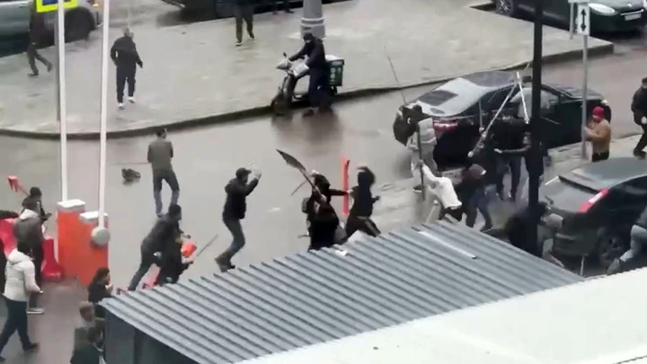 В Москве трудовые мигранты устроили массовую драку с лопатами и палками