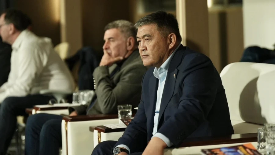 Камчыбек Ташиев посетил футбольный матч «Мурас Юнайтед» – «Регар-Тадаз» в Бишкеке