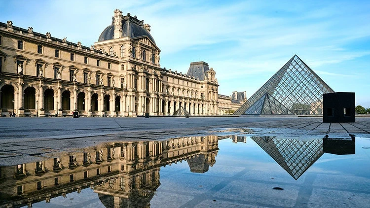 Драгоценности из Лувра переданы в Нацбанк Франции 