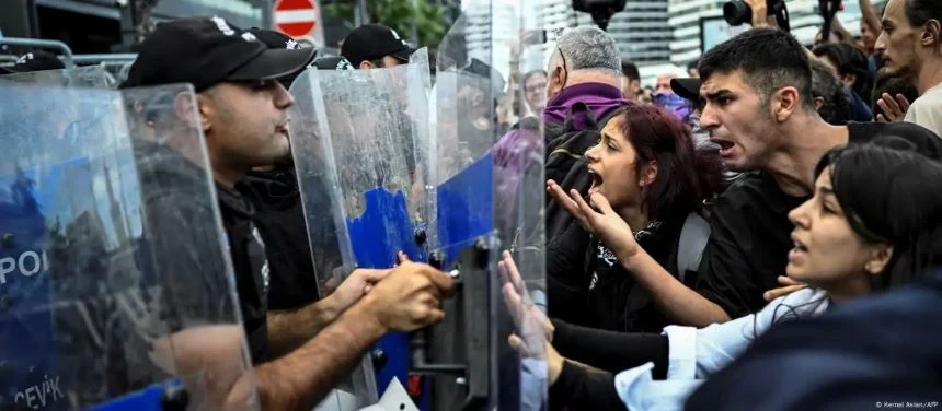 В Турции власти взяли под контроль телеканал оппозиции и арестовали его главреда