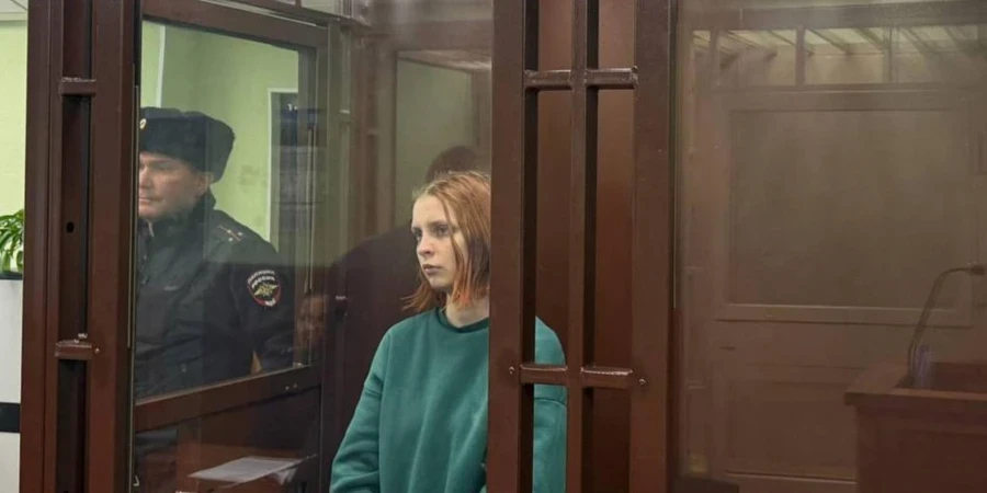 В Петербурге блогер, учившая, как противостоять мошенникам, пыталась поджечь здание полиции