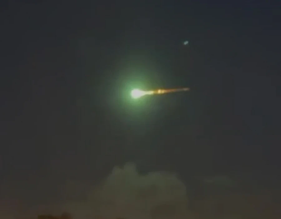 Жителей Москвы напугал яркий светящийся объект в небе