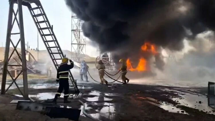 В Кадамджайском районе горит нефтеперерабатывающее предприятие