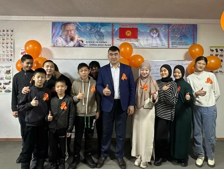 «Учить язык — значит любить родину»: парень-дунганин обучает кыргызскому в селах