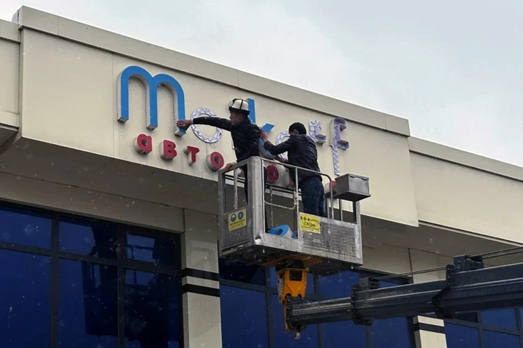 В Оше убирают вывески не на кыргызском языке. Там прошел рейд