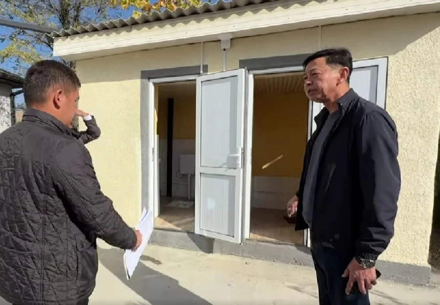 «Снести и переделать!» Медербек Сатыев возмутился условиями в туалете суда Кара-Кульджи