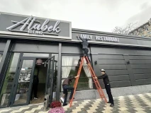 В Оше массово демонтируют вывески не на кыргызском языке