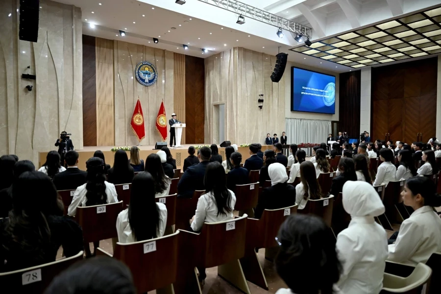 Садыр Жапаров вручил президентские стипендии 92 лучшим студентам страны