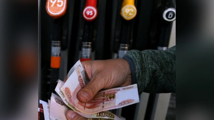 В России зафиксировали самый резкий скачок цен на бензин за последние 15 лет. Как это переживают россияне, - СМИ