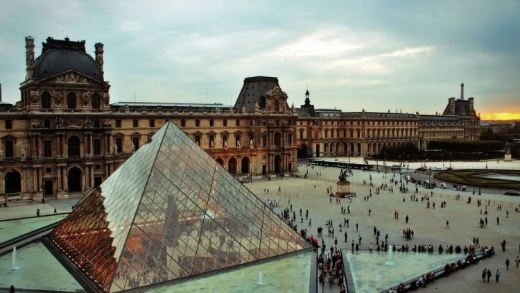 Лувр открылся спустя три дня после ограбления