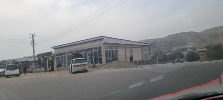 В Таш-Кумыре снесли незаконные торговые точки вдоль дороги Бишкек – Ош