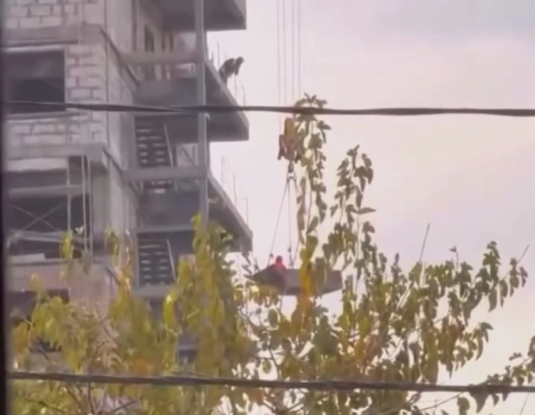 Крановщик на стройке в Бишкеке устроил опасные развлечения рабочим