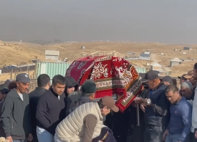 В Оше прошли похороны женщины и пятерых ее детей, погибших в пожаре