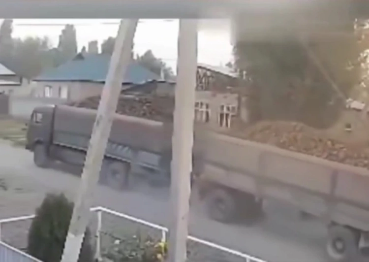 Опасная игра: двое детей погибли под колесами КамАЗа в Кара-Балте