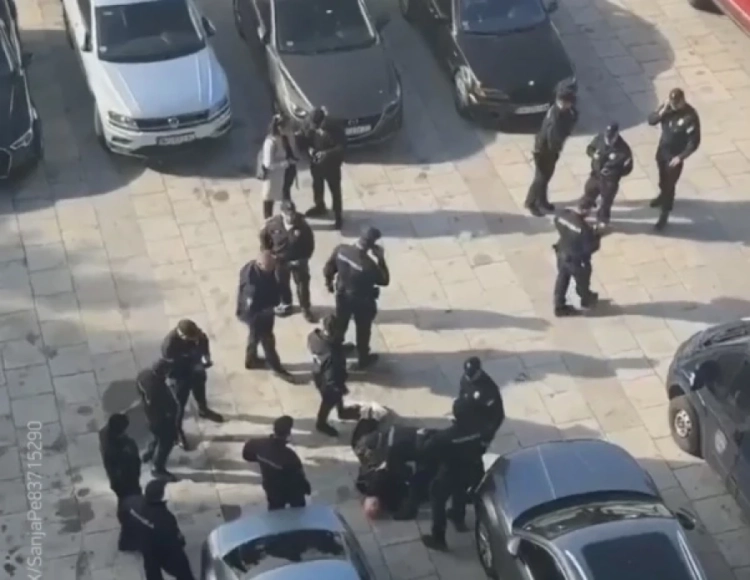 Мужчина открыл стрельбу перед зданием парламента в Белграде