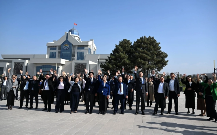 В администрации президента прошла акция «23 минуты в поддержку снежного барса»