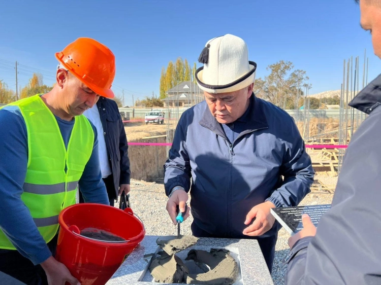 Камчыбек Ташиев заложил капсулу под возведение культурного центра в селе Баетов