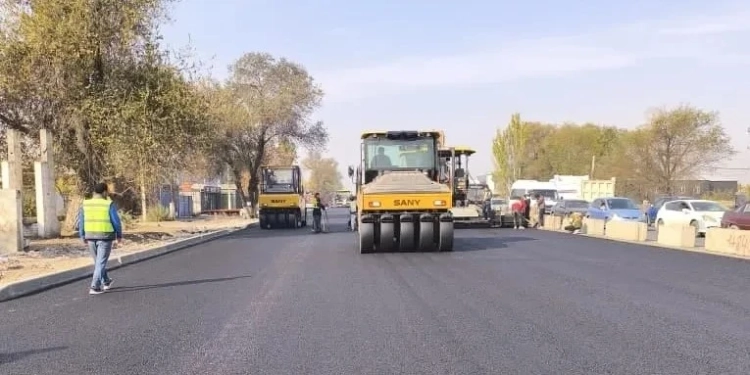 Первый слой асфальта уложен на автодороге Бишкек — Кант — Токмак