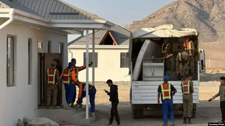 В Баткенской области началось переселение жителей приграничного села Достук
