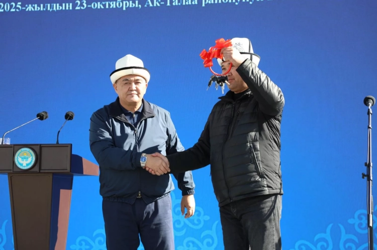 Ташиев вручил спецтехнику Ак-Талинскому району