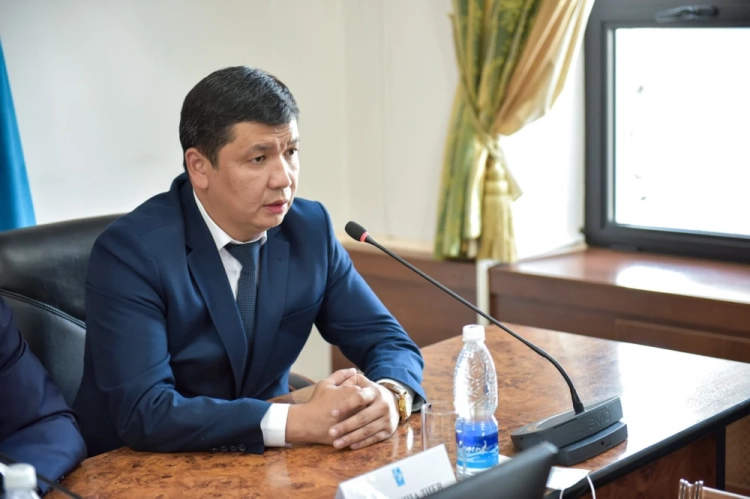 Самокаты помогают разгружать дороги, заявил мэр Бишкека