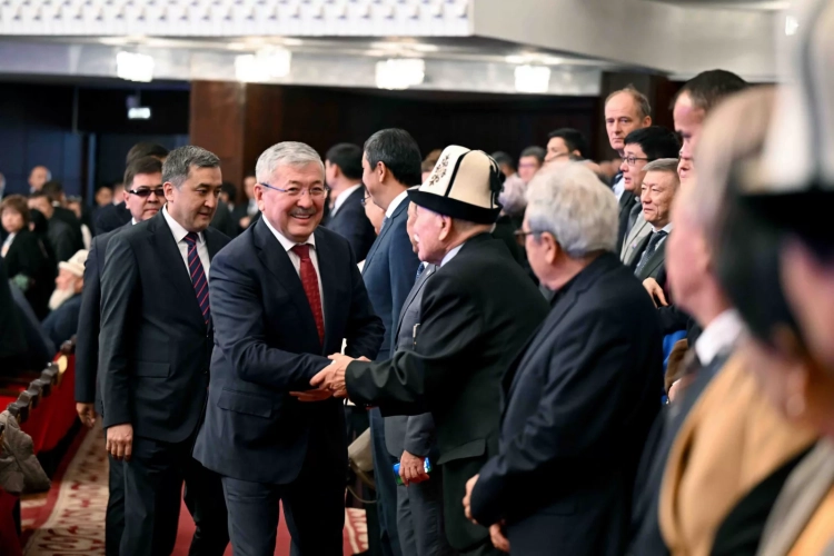 Адылбек Касымалиев поздравил работников социальной сферы с профессиональным праздником и юбилейными датами