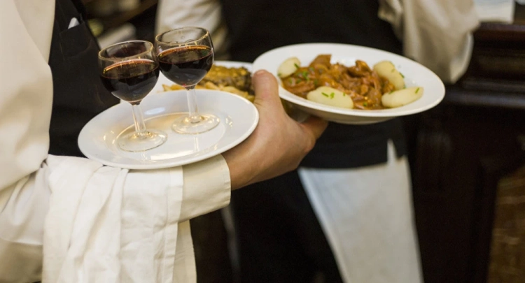 В Кыргызстане с 2026 года в кафе и ресторанах запретят оплату за обслуживание