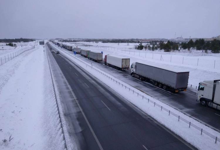 В РФ взялись за карго-перевозки: Почти 7000 фур из Китая, следовавших через Казахстан и Кыргызстан, стоят на границе с Россией уже месяц
