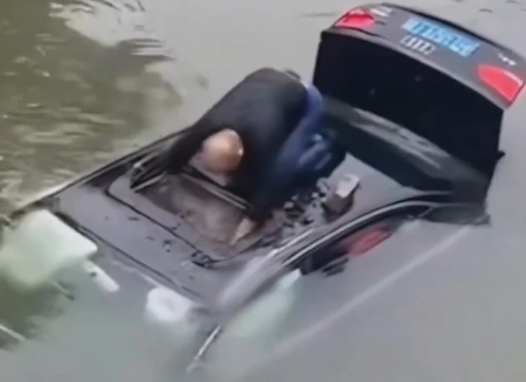 Невероятные кадры спасения: прохожий вытащил человека из тонущей машины