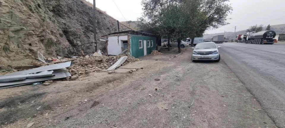 В Таш-Кумыре демонтируют незаконные торговые точки вдоль автодороги