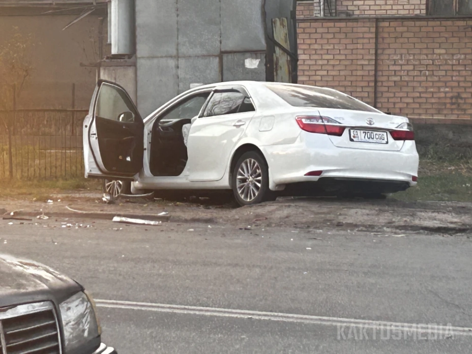 На ул. Салиевой в Бишкеке произошло ДТП. Одна из машин слетела в кювет