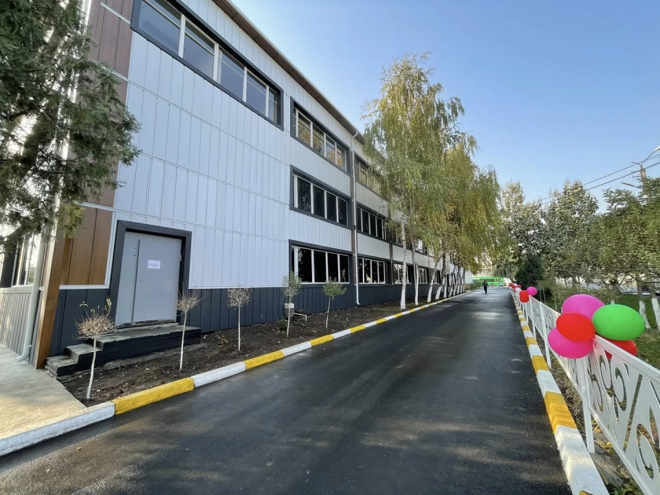 В Оше открыли отремонтированное здание муниципального автотранспортного предприятия