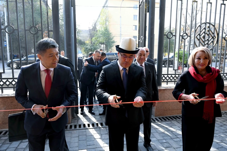 Садыр Жапаров открыл новое здание Национального банка в Бишкеке