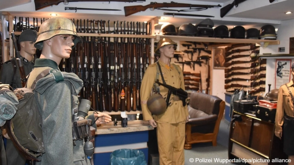 В ФРГ задержали крупную банду торговцев, предлагавших оружие нацистов